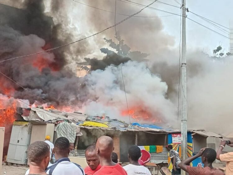 Urgent: Grave incendie à Kaloum…