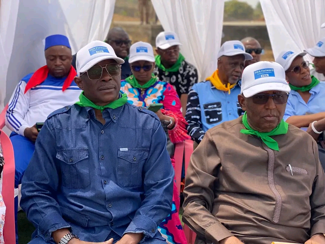 FIFA Forward-Pose de la première pierre:Enfin,  sous le leadership du président de la FGF Bouba Sampil, Mamou va avoir son terrain synthétique