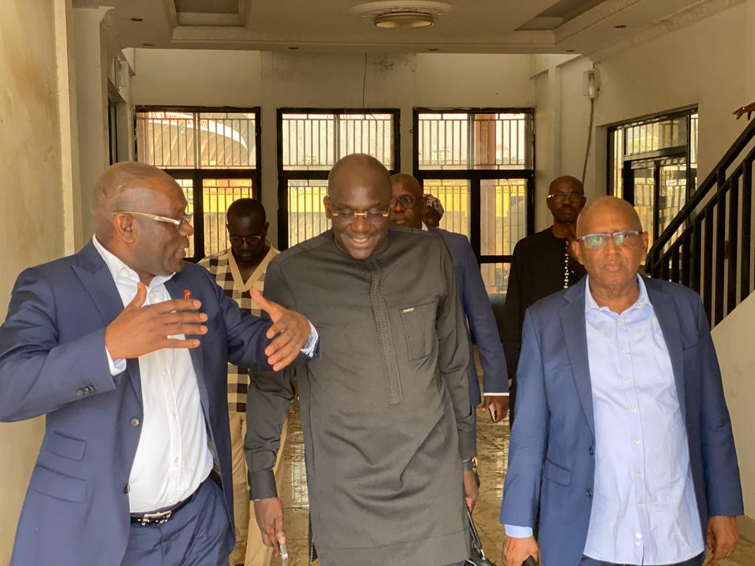 Football guinéen et projet forward:Le représentant de la FIFA en séjour en Guinée, visite les installations du centre technique et l&rsquo;hôtel du Syli à Nongo!
