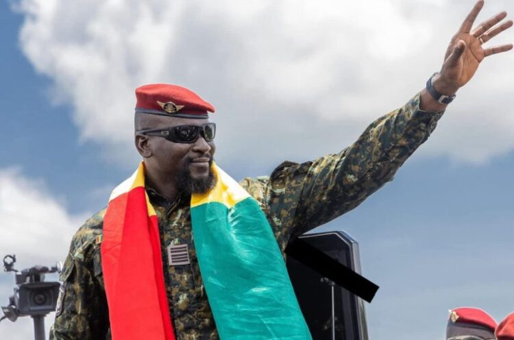 Présidentielle en Guinée : le Général Doumbouya obtient un soutien de taille pour sa candidature…