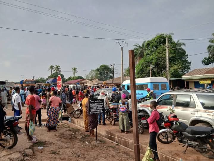 Urgent : des femmes en colère bloquent la route Coyah-Forécariah…