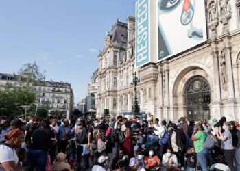 Paris : près de 230 personnes sans-abri ont passé la nuit devant l&rsquo;hôtel de ville pour demander à l&rsquo;État d&rsquo;agir