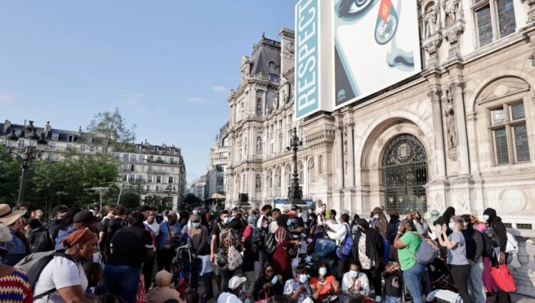 Paris : près de 230 personnes sans-abri ont passé la nuit devant l’hôtel de ville pour demander à l’État d’agir